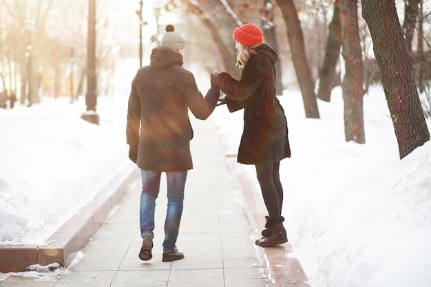 Pareja joven caminando por la ciudad de invierno