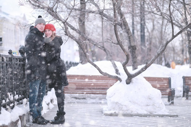 Pareja joven caminando por la ciudad de invierno