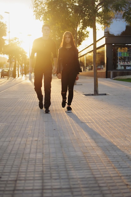 Foto pareja joven caminando juntos en los rayos del sol