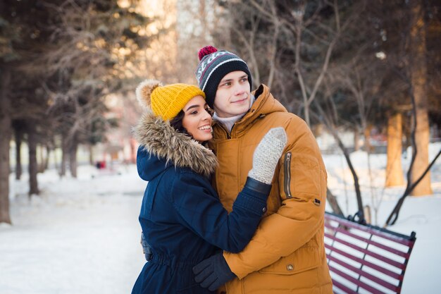 pareja joven caminando parque de invierno