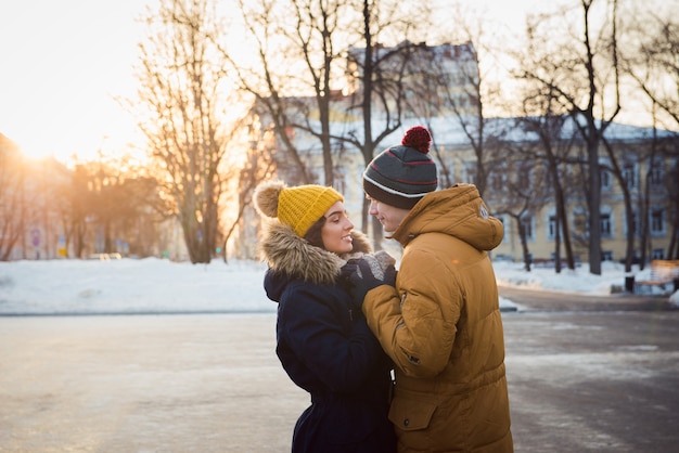 pareja joven caminando parque de invierno