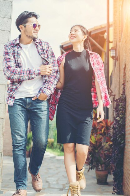 Foto una pareja joven caminando por el sendero.