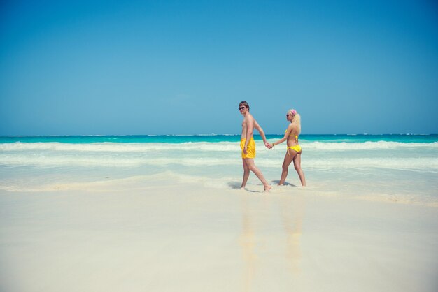 Pareja joven caminando