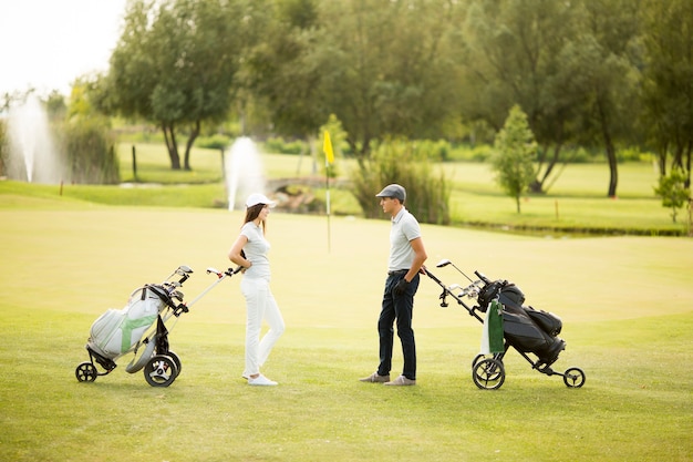 Pareja joven en el campo de golf