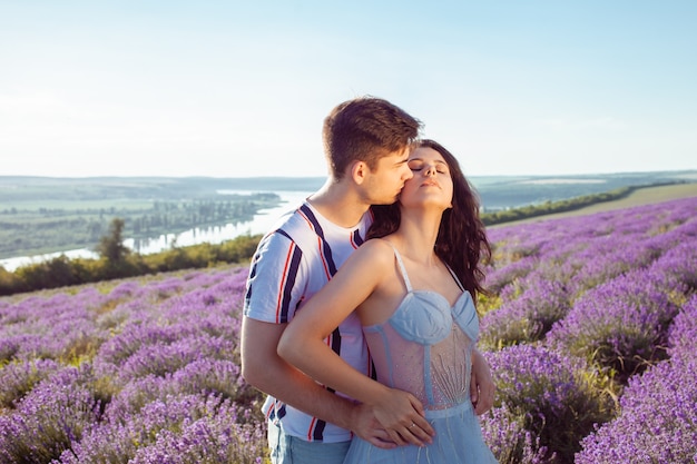 pareja joven, en, un, campo lavanda