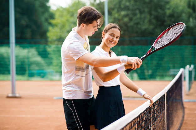 Pareja joven, en, un, cancha de tenis