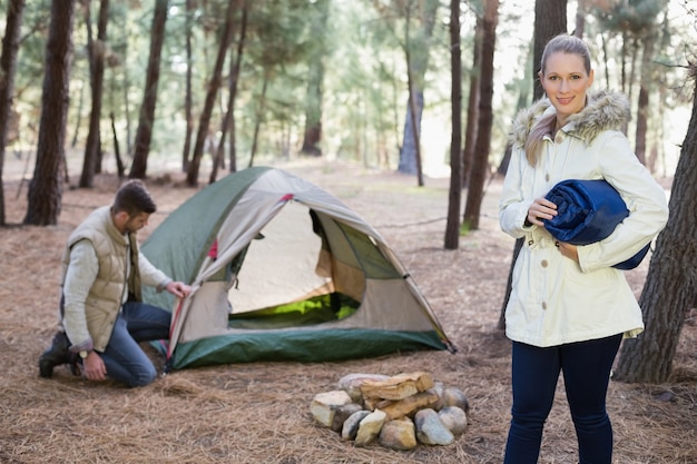 Pareja joven con carpa en el desierto