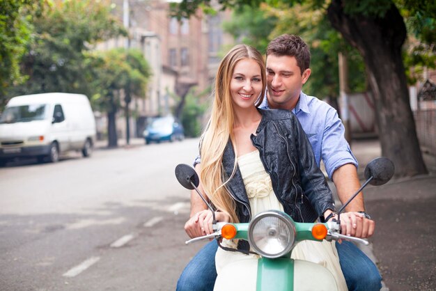 Una pareja joven en la carretera de la ciudad