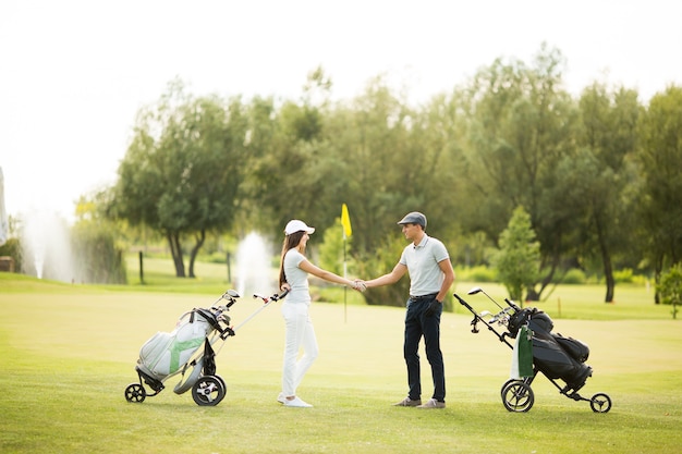 Pareja joven en carrito de golf