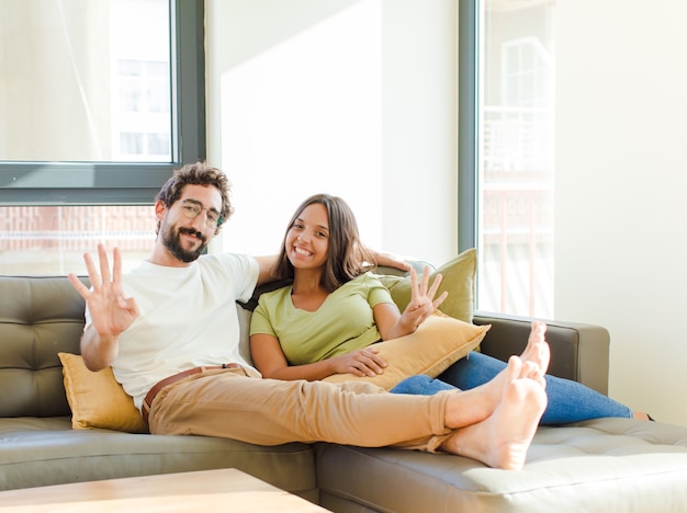 pareja joven en casa nueva