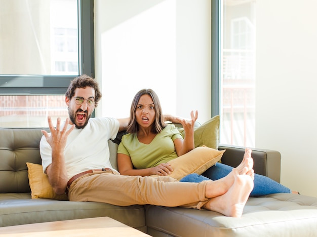 pareja joven en casa nueva