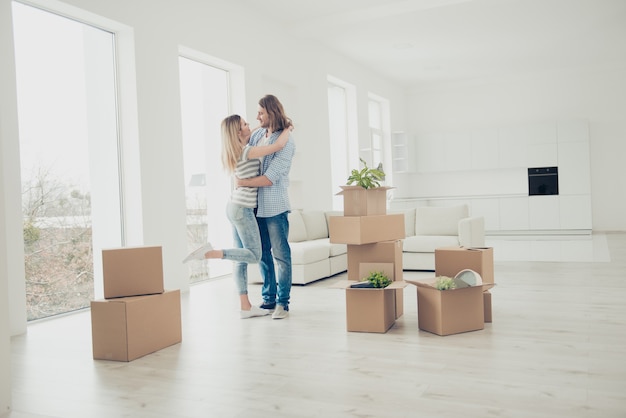 pareja joven en casa nueva