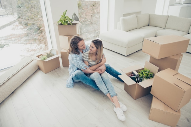 pareja joven en casa nueva