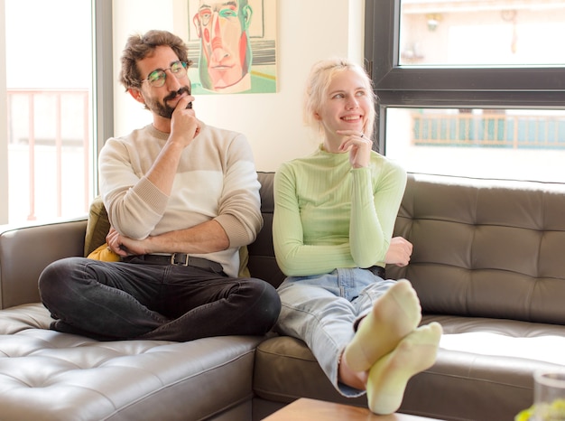 Pareja joven, en casa