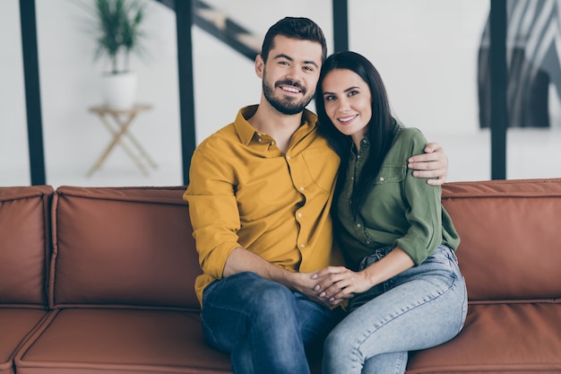 pareja joven en casa