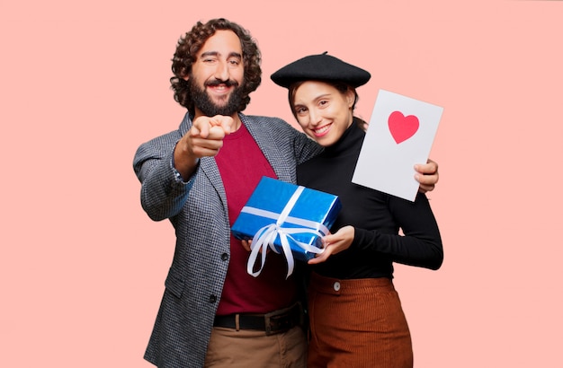 Pareja joven celebrando el día de san valentín. concepto de amor