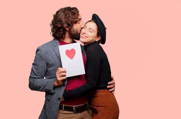 Pareja joven celebrando el día de san valentín. concepto de amor