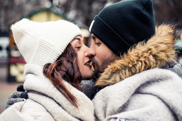 Pareja joven celebrando el día de San Valentín en invierno