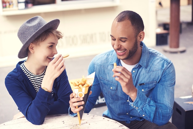 Pareja joven durante la cena