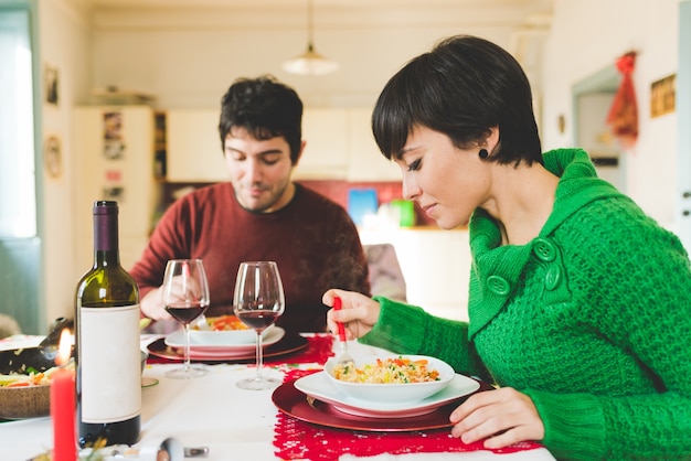 Pareja joven cenando juntos