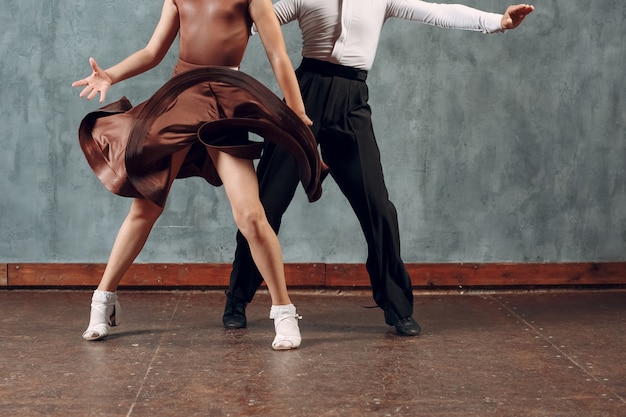 Foto pareja joven chico y chica bailando en baile de salón samba.