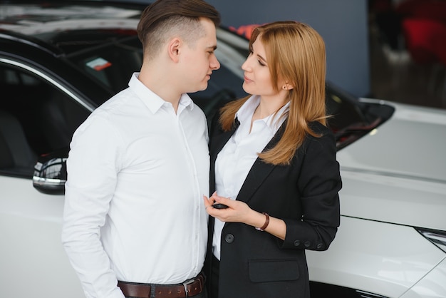 Pareja joven, por, un, coche, en, un, coche, showroom