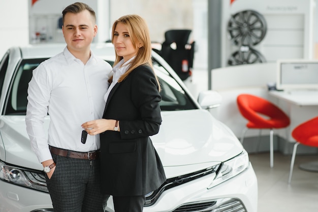 Pareja joven, por, un, coche, en, un, coche, showroom