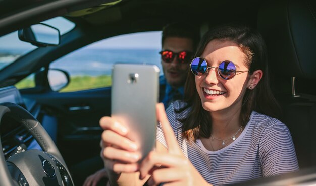 Foto una pareja joven en el coche.