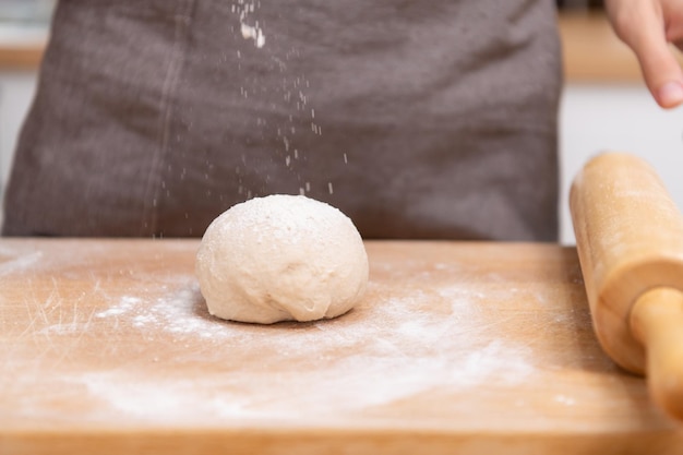 Foto una pareja joven va a la cocina y aprende a hornear galletas en línea hacerlo y jugar felizmente