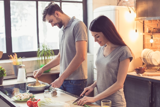 Pareja joven, cocina, en, cocina