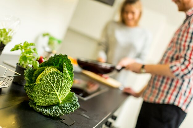 Pareja joven en la cocina