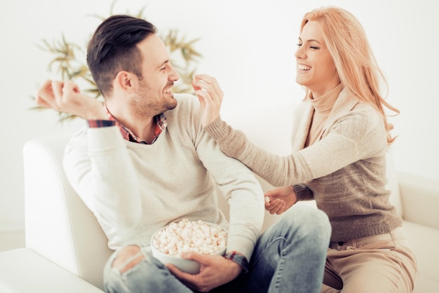 pareja joven, comida, palomitas