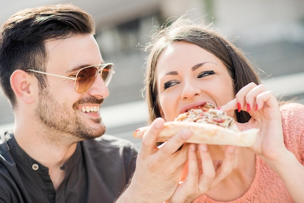 Pareja joven, comida, pizza