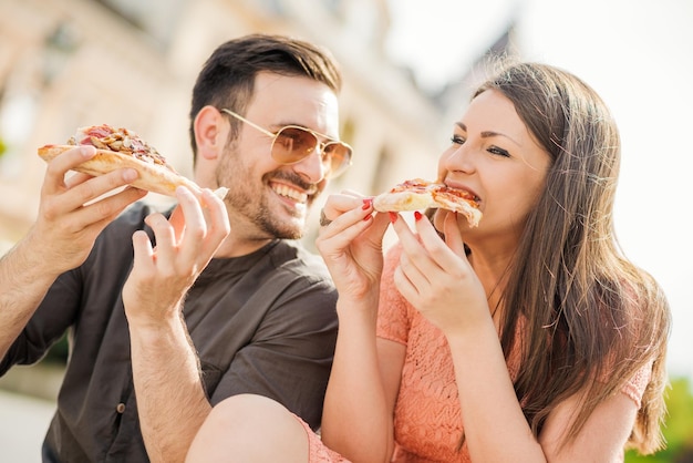 Pareja joven, comida, pizza