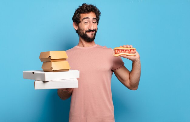 Pareja joven con comida rápida para llevar a casa.