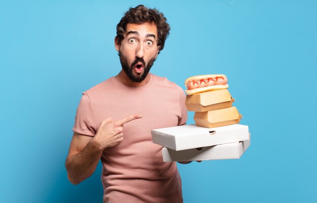 Pareja joven con comida rápida para llevar a casa.