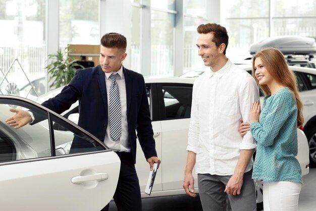 pareja joven, compra, coche, en, salón