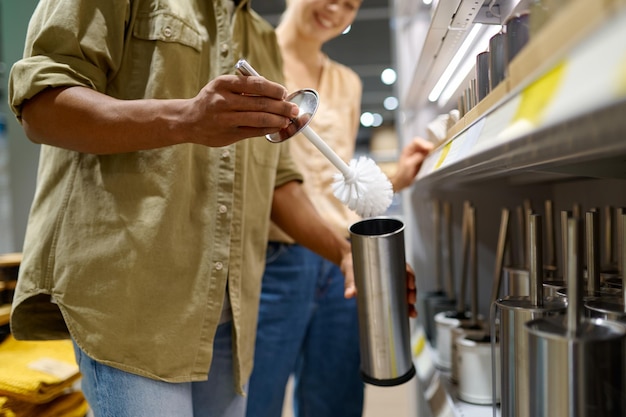 Pareja joven comprando sanitarios para un nuevo hogar