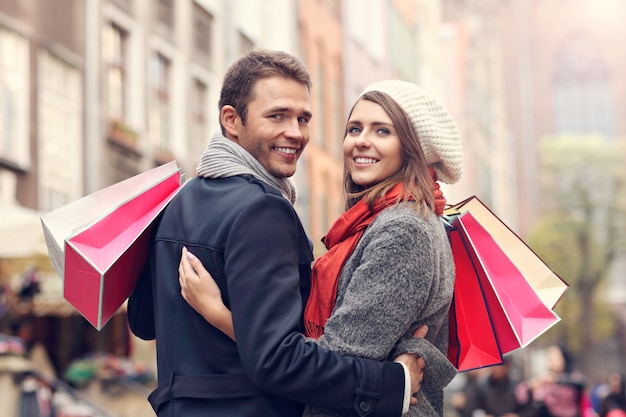 pareja joven de compras en la ciudad