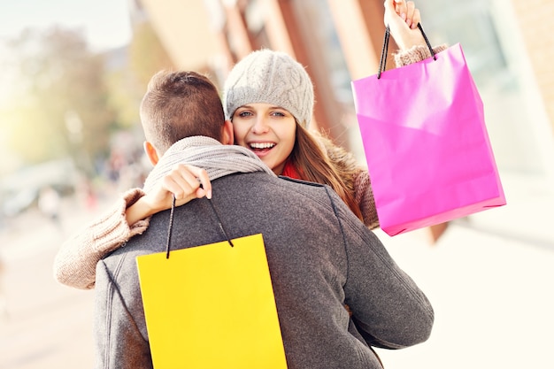 pareja joven de compras en la ciudad