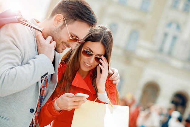 pareja joven de compras en la ciudad