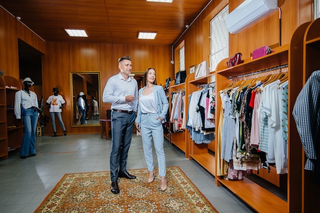 Una pareja joven va de compras y hace algunas compras.