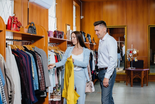 Foto una pareja joven va de compras y hace algunas compras.