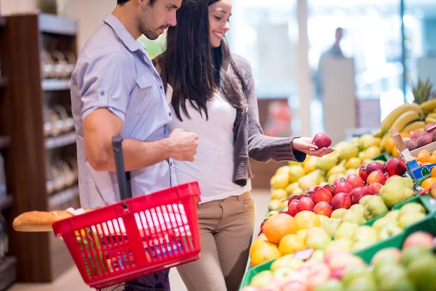 Foto pareja joven de compras en un supermercado