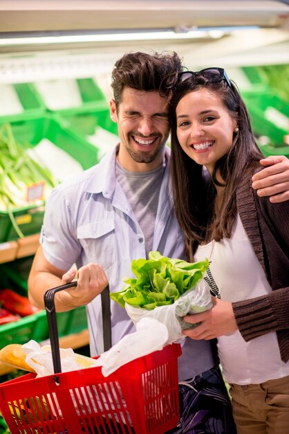 Pareja joven de compras en un supermercado