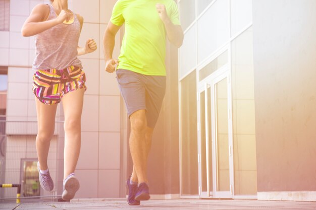 Pareja joven corriendo