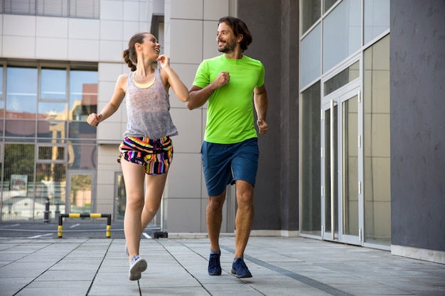 Foto pareja joven corriendo