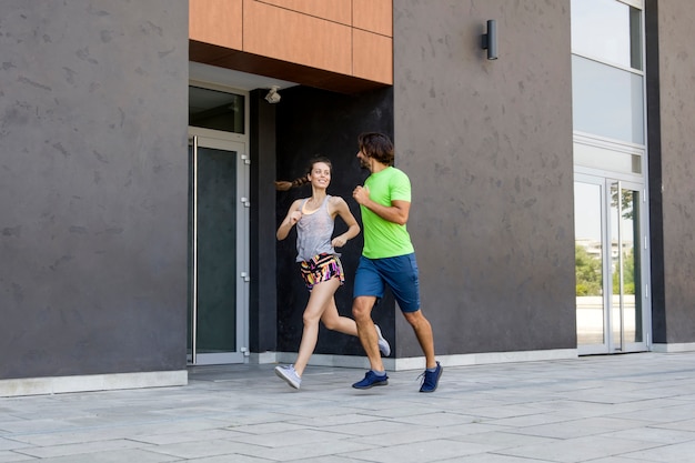 Pareja joven corriendo