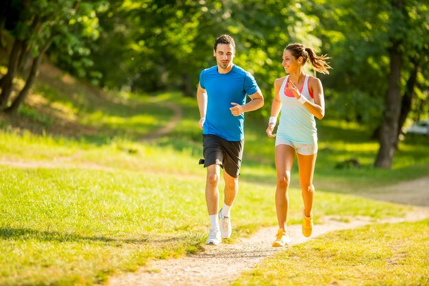 Pareja joven corriendo