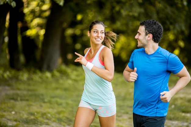 Pareja joven corriendo